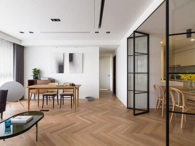 的木地板,简单纯色而开阔的视野,错落着屋主同设计师一起挑选的家具